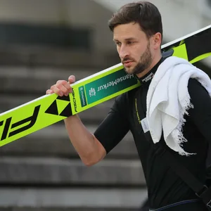 Markus Eisenbichler trägt seine Ski