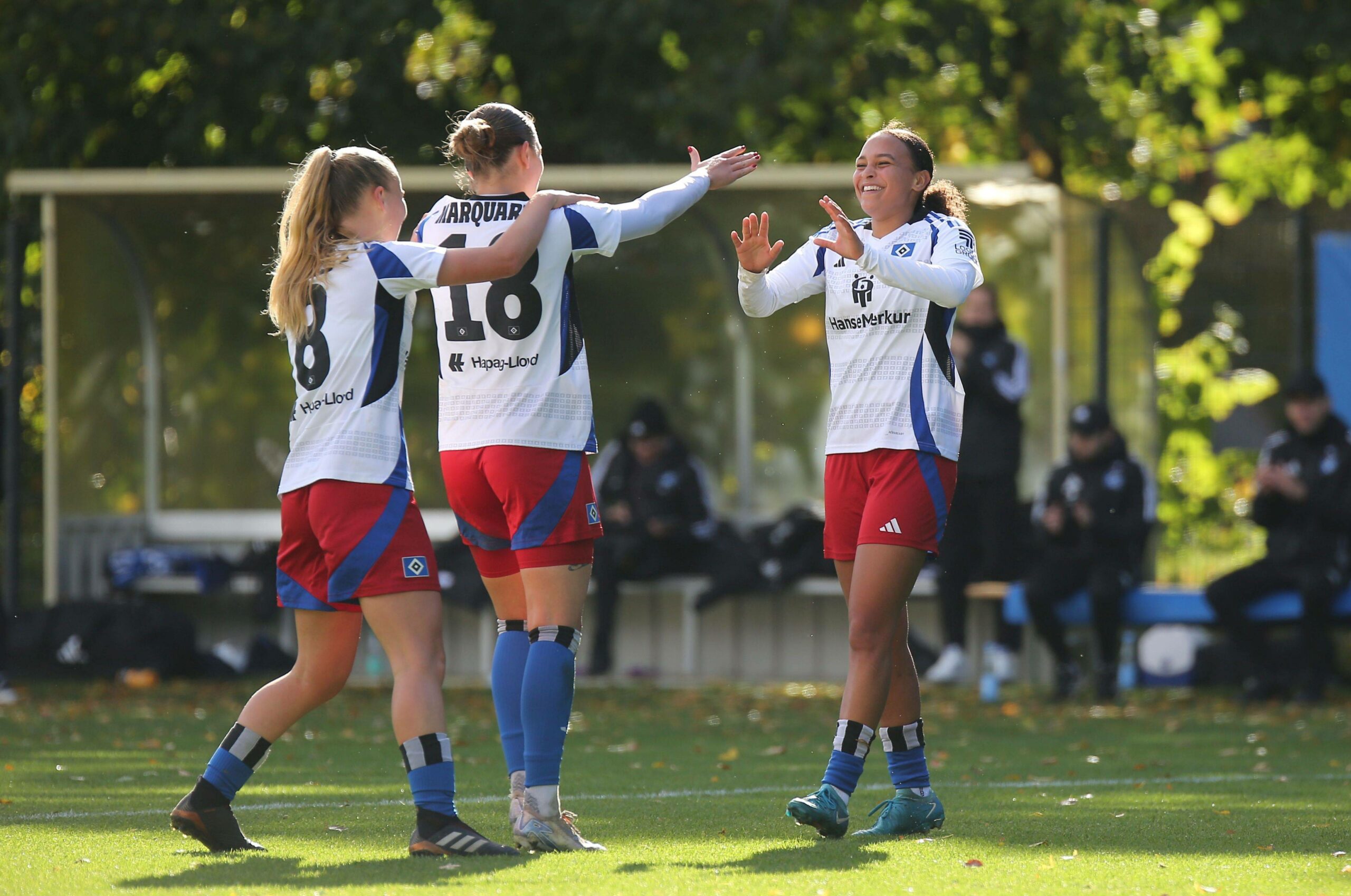 Svea Stoldt (l.) Dana Marquardt (M.) und Lisa Baum bejubeln einen Treffer