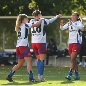 Svea Stoldt (l.) Dana Marquardt (M.) und Lisa Baum bejubeln einen Treffer