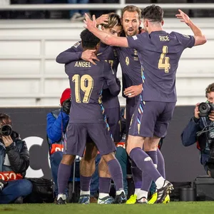 Die englischen Spieler Angel Gomes, Jack Grealish, Harry Kane und Declan Rice feiern ein Tor von Jack Grealish während des Spiels der Nations League in Finnland.