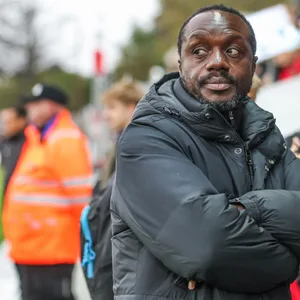 Ben Manga überschränkt die Arme