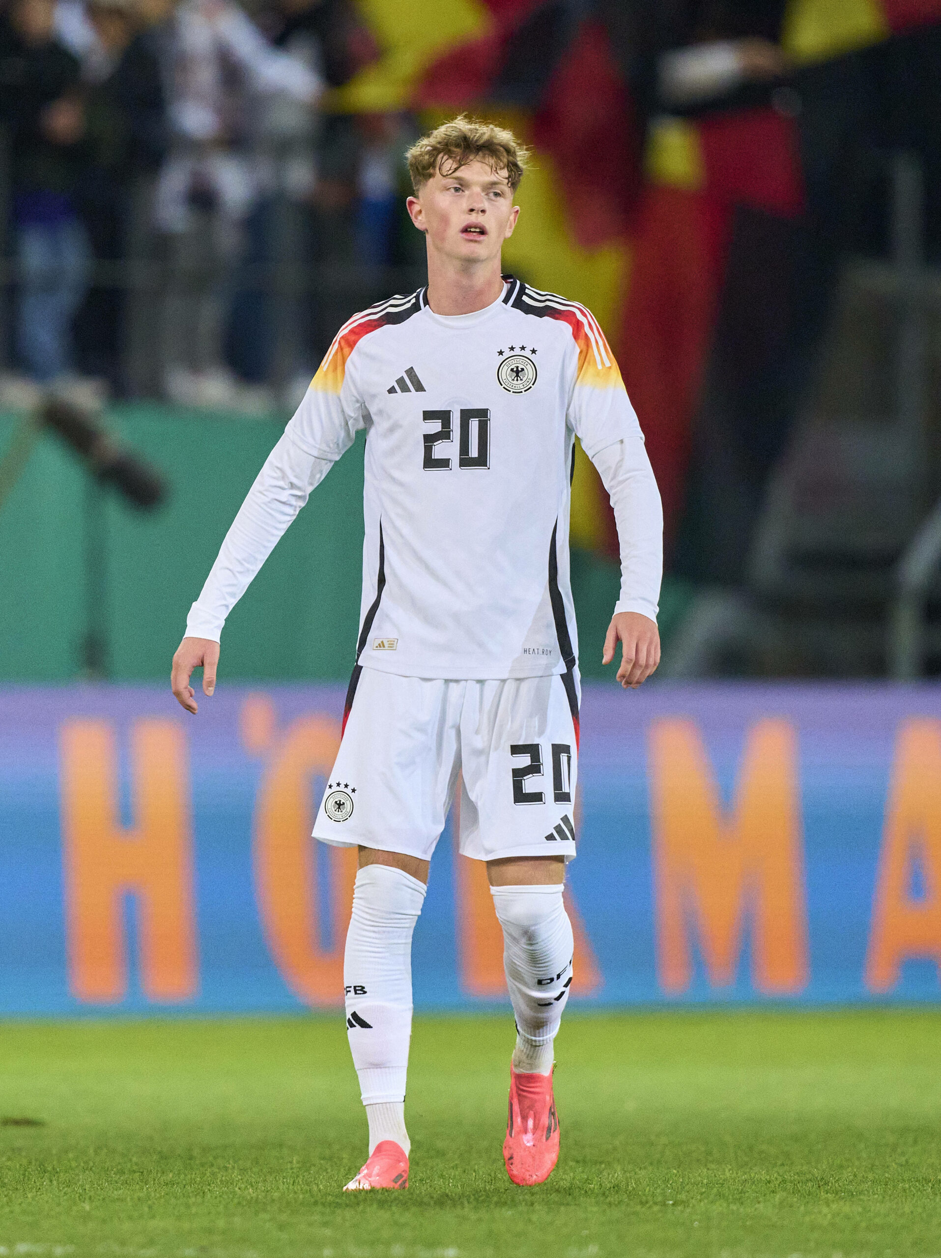 Paul Wanner steht auf dem Fußballplatz und schaut in die Ferne