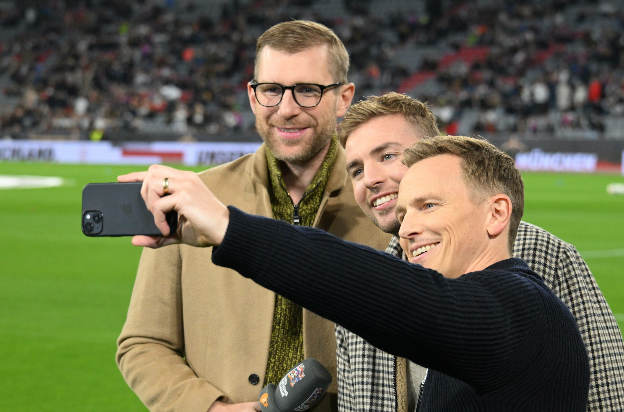 Jochen Breyer macht ein Selfie von sich, Christoph Kramer und Per Mertesacker.