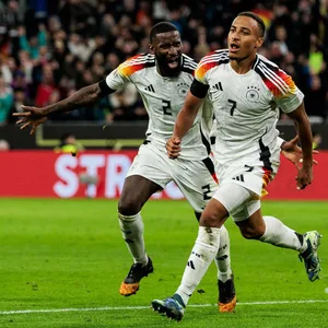 Jamie Leweling (r.) jubelt mit Antonio Rüdiger über seinen Treffer zum 1:0.