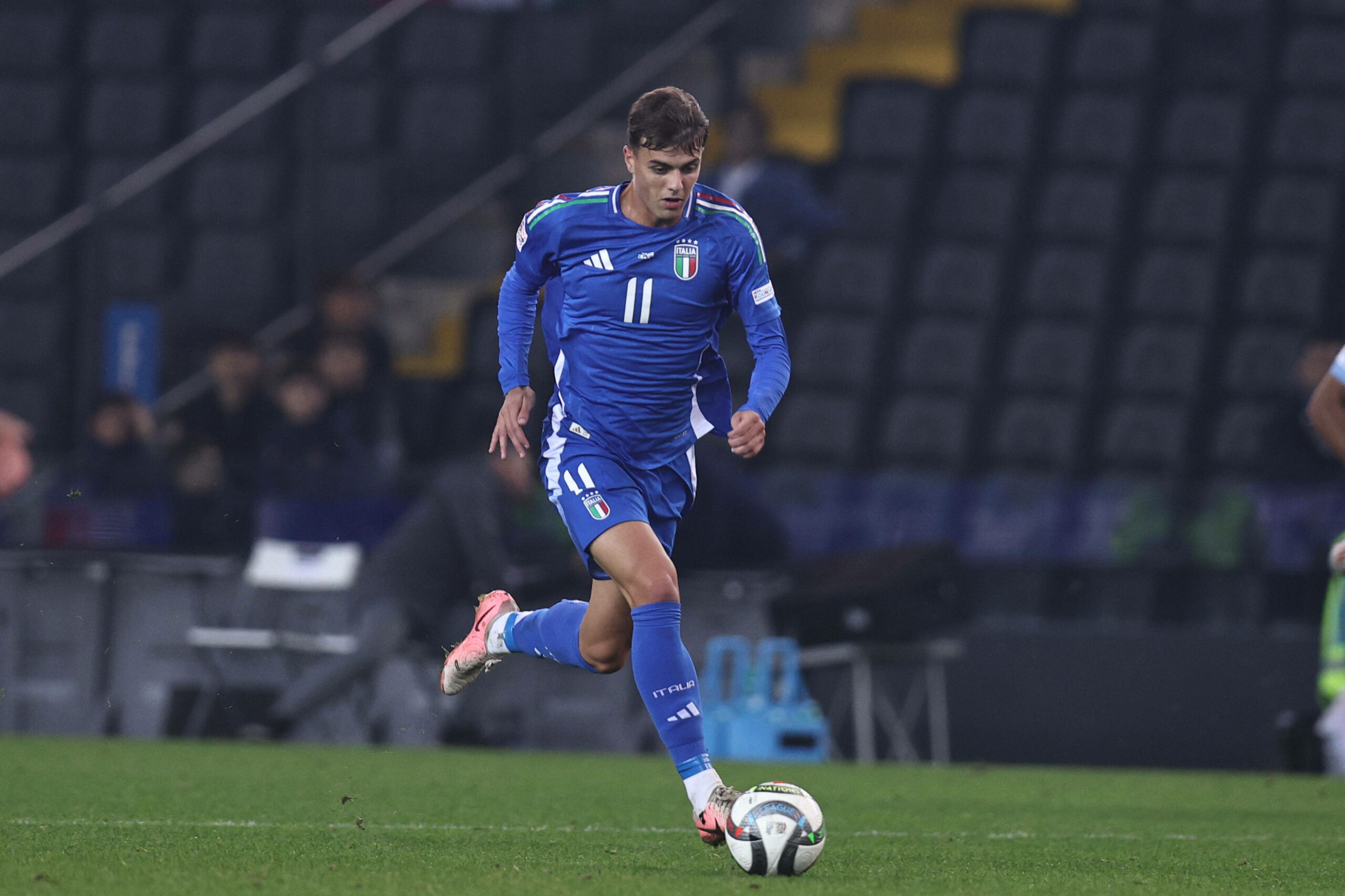 Daniel Maldini dribbelt mit dem Ball am Fuß