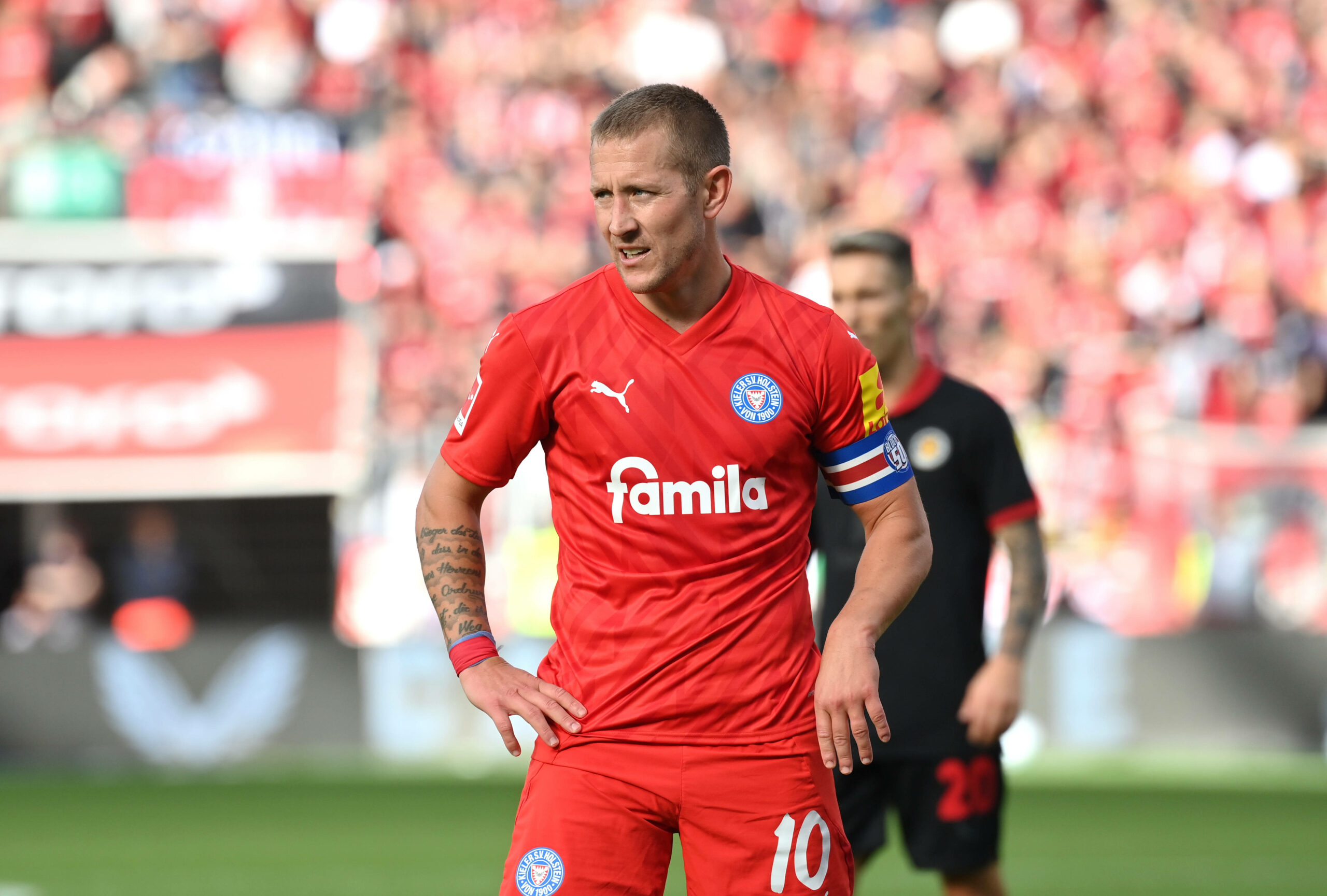 Lewis Holtby im Trikot von Holstein Kiel guckt kritisch