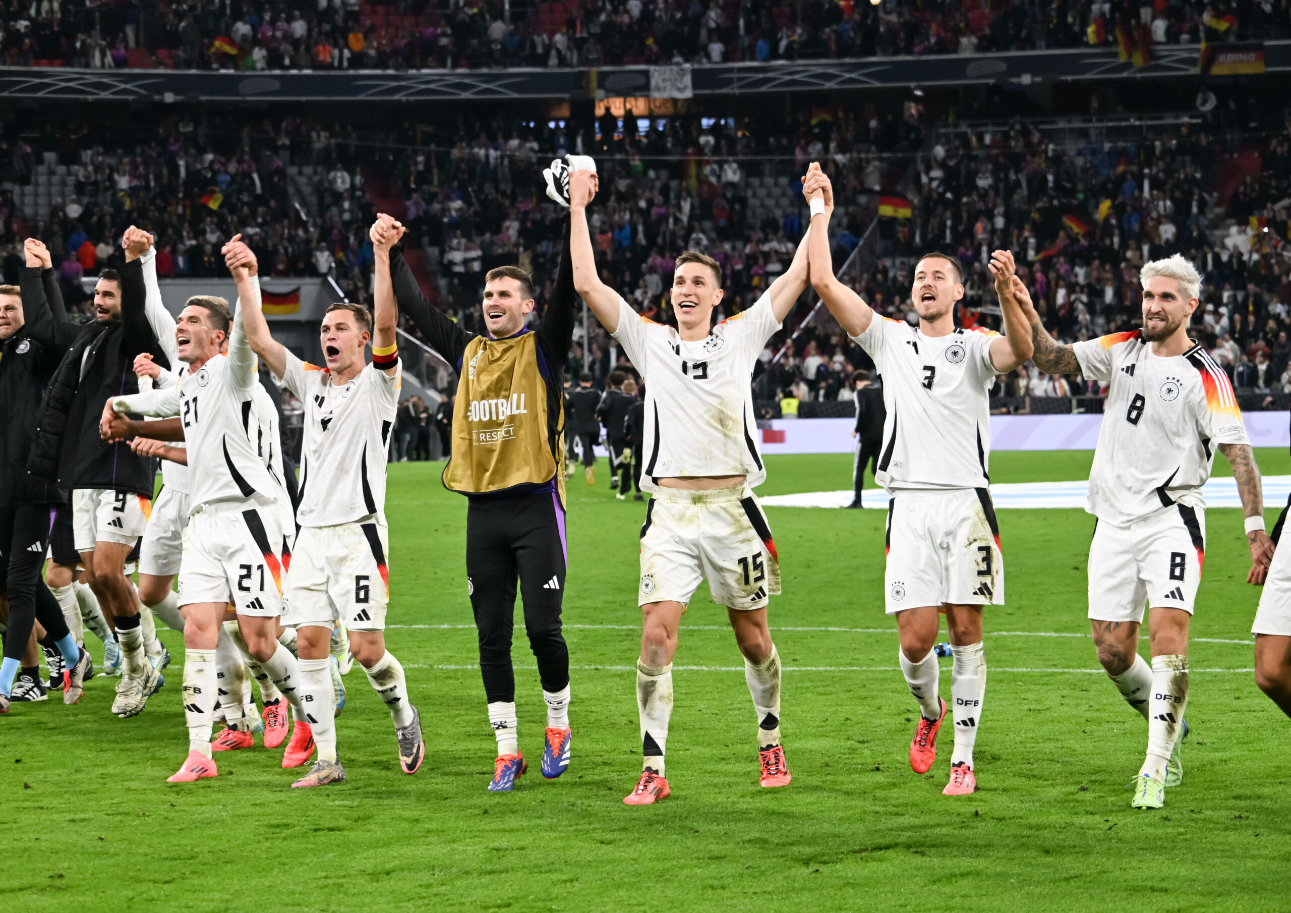 Die deutsche Nationalmannschaft feiert nach dem Sieg gegen die Niederlande.