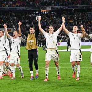 Die deutsche Nationalmannschaft feiert nach dem Sieg gegen die Niederlande.