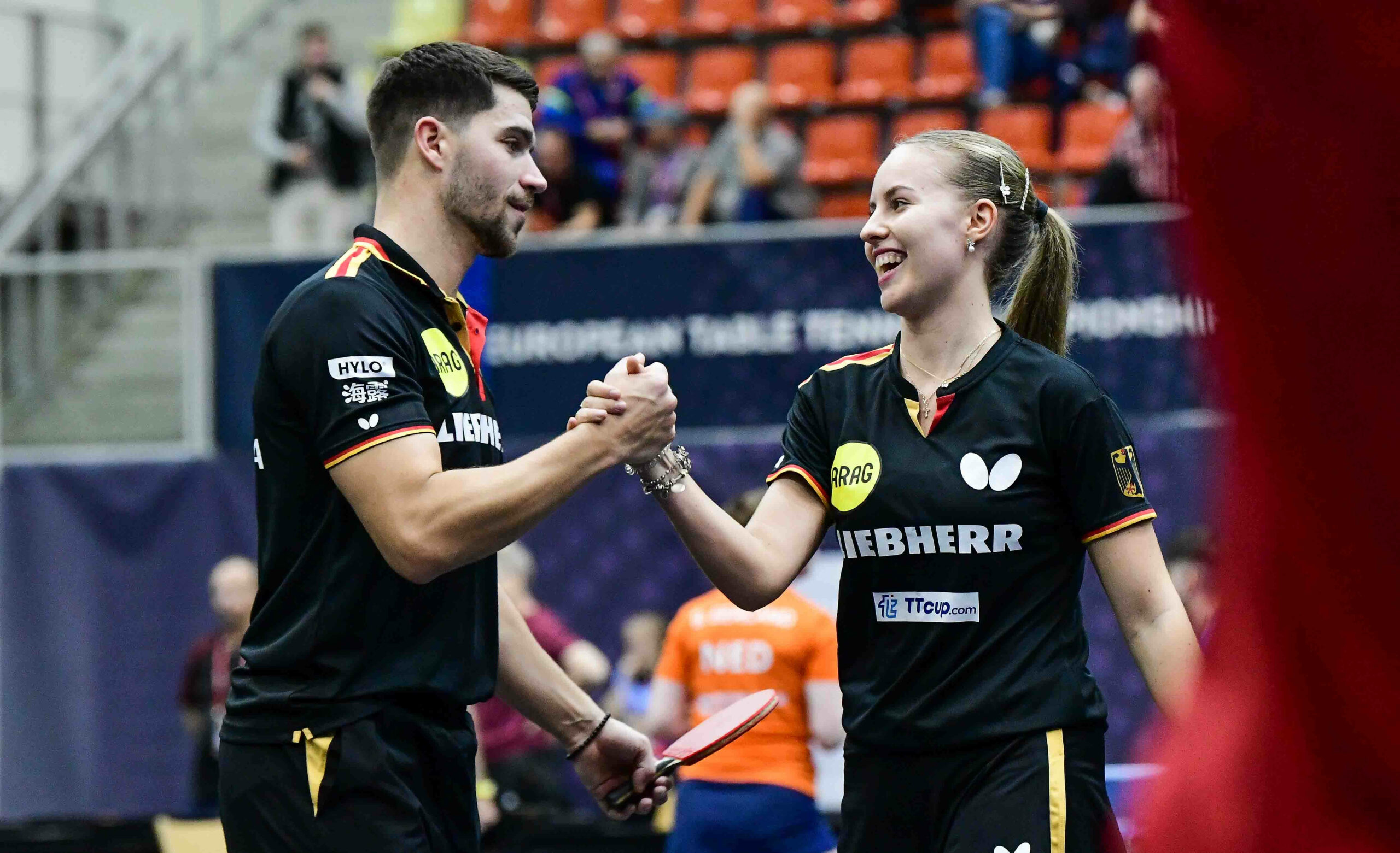 Patrick Franziska und Annett Kaufmann klatschen sich bei der Tischtennis-EM ab