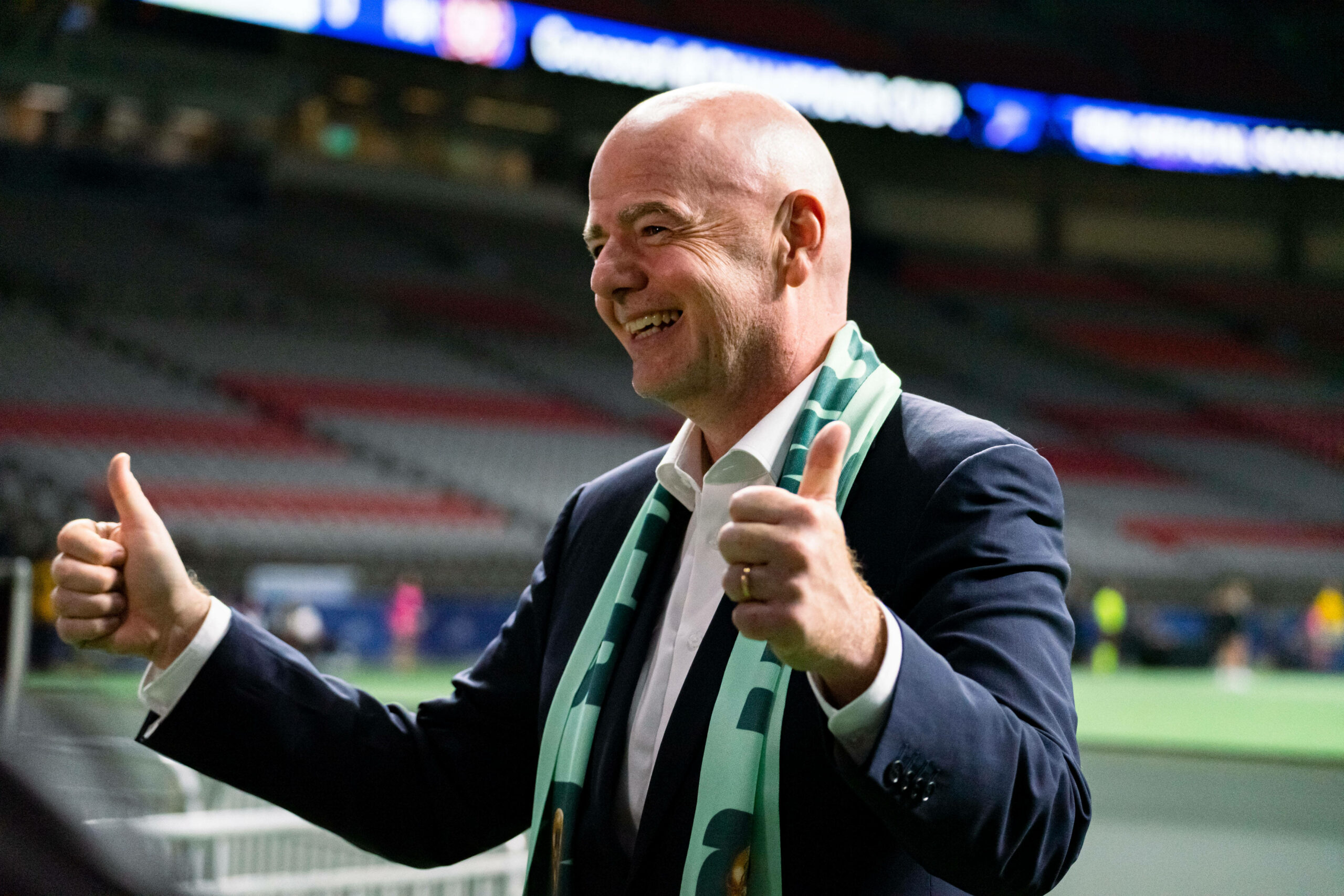 FIFA-Präsident Gianni Infantino hebt beide Daumen hoch und posiert mit Fanschal.