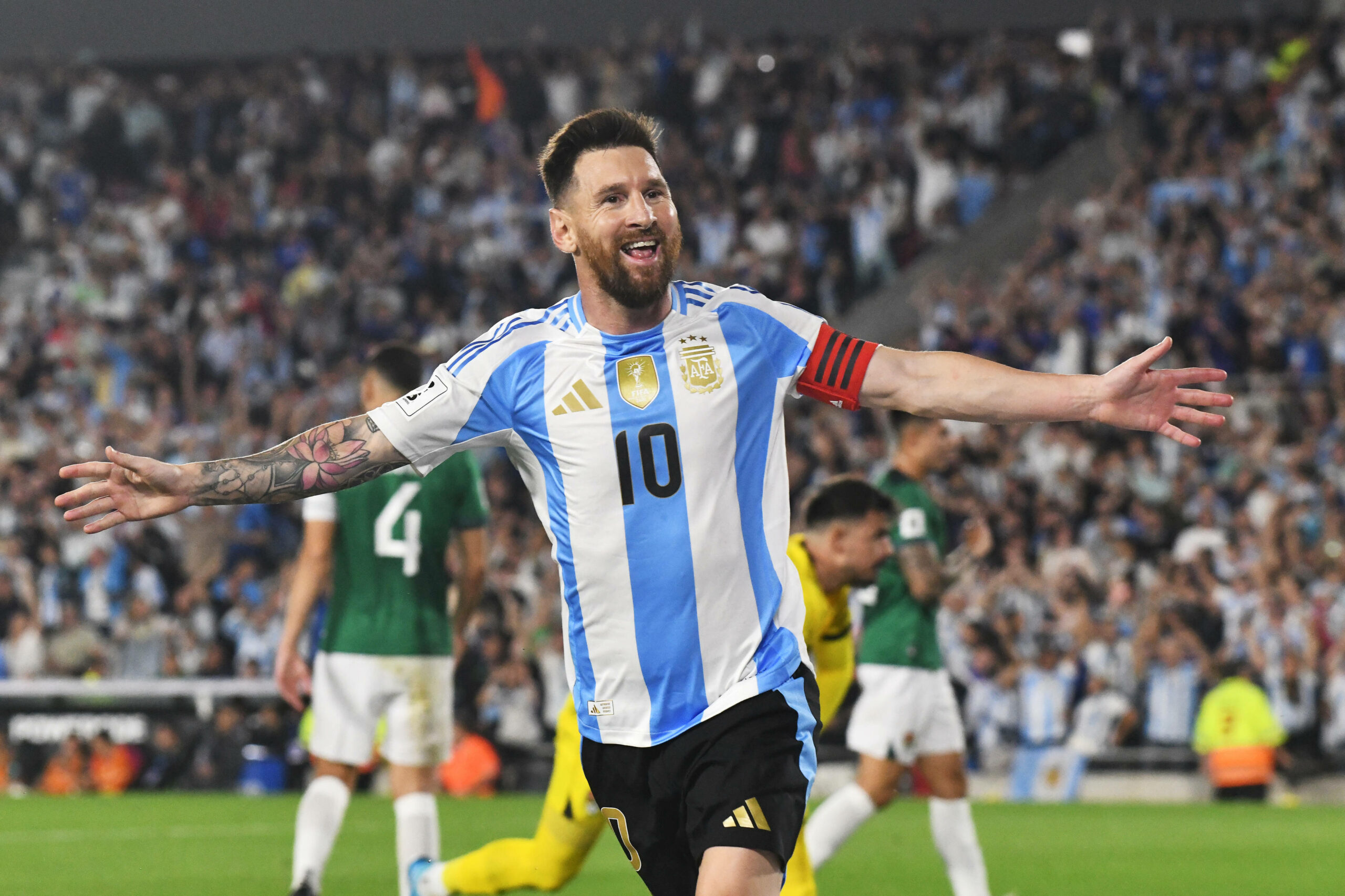 Lionel Messi feiert mit ausgebreiteten Armen sein Tor gegen Bolivien