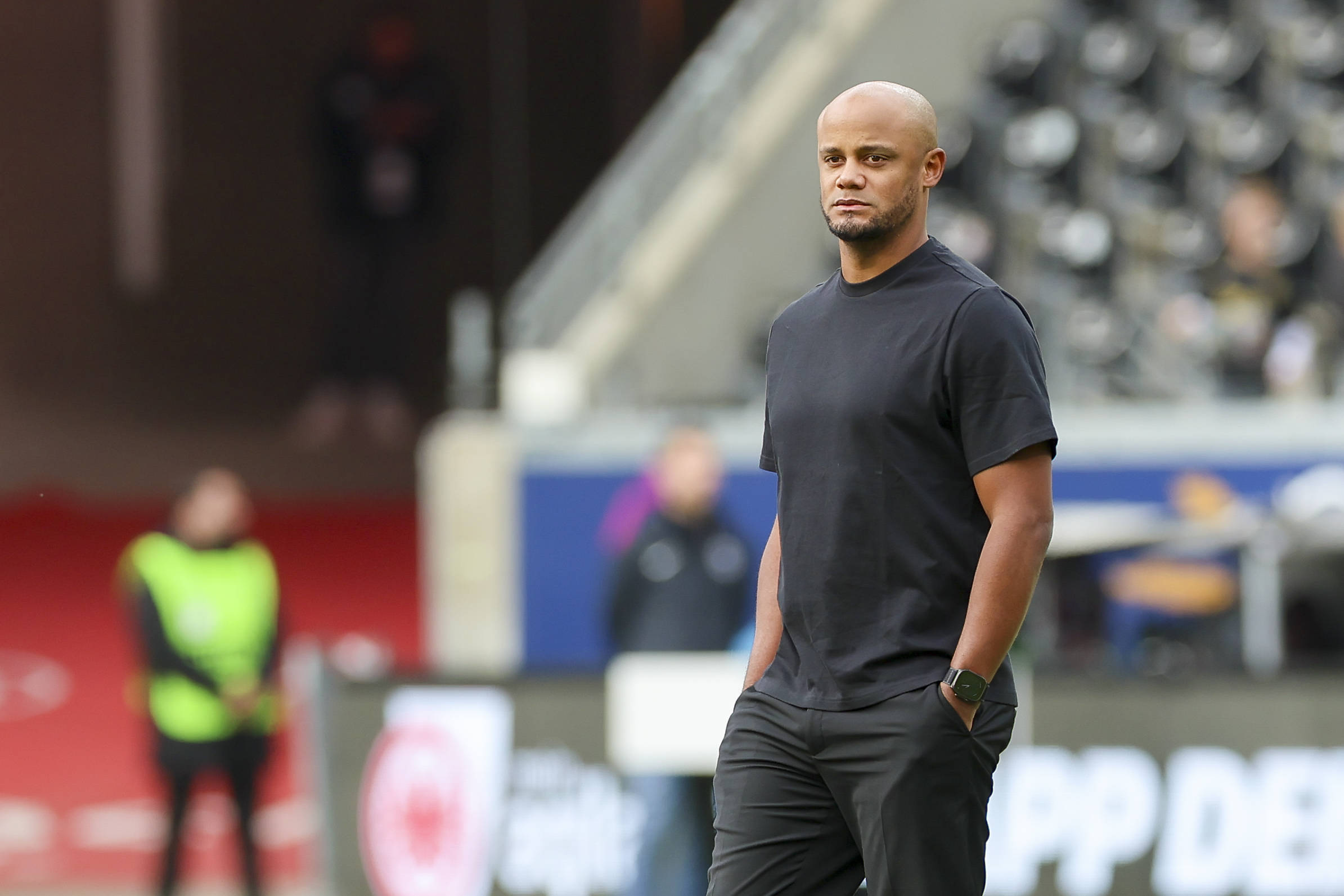 Bayern-Trainer Vincent Kompany am Spielfeldrand