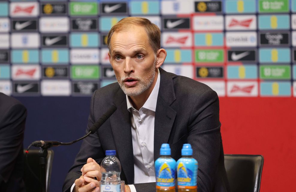 Thomas Tuchel spricht bei einer Presskonferenz ins Mikrofon