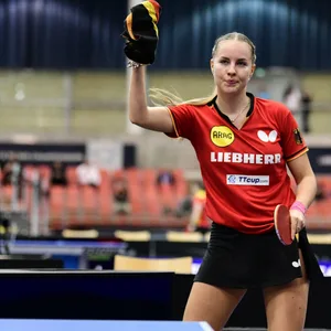 Annett Kaufmann hebt den rechten Arm und schaut frustriert