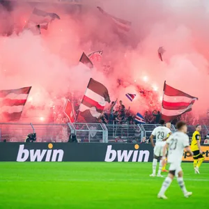 Fans im Block des FC St. Pauli brennen Pyrotechnik während des Spiels gegen Borussia Dortmund ab