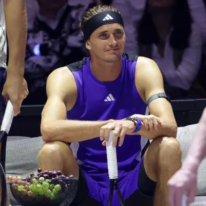 Alexander Zverev sitzt und hat seine Hände auf dem Schläger