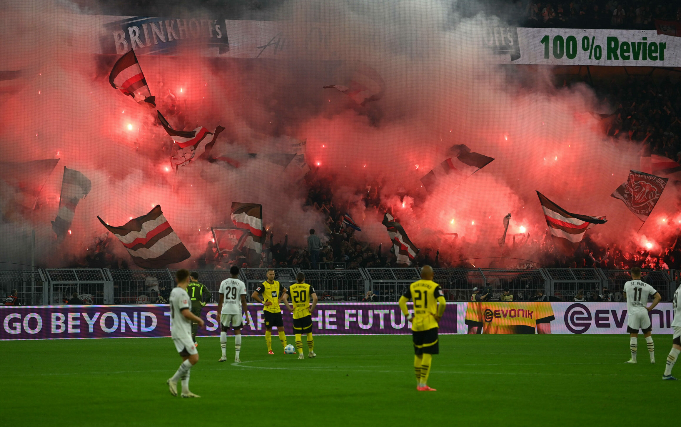 St. Pauli-Fans zünden Pyrotechnik