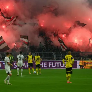 St. Pauli-Fans zünden Pyrotechnik