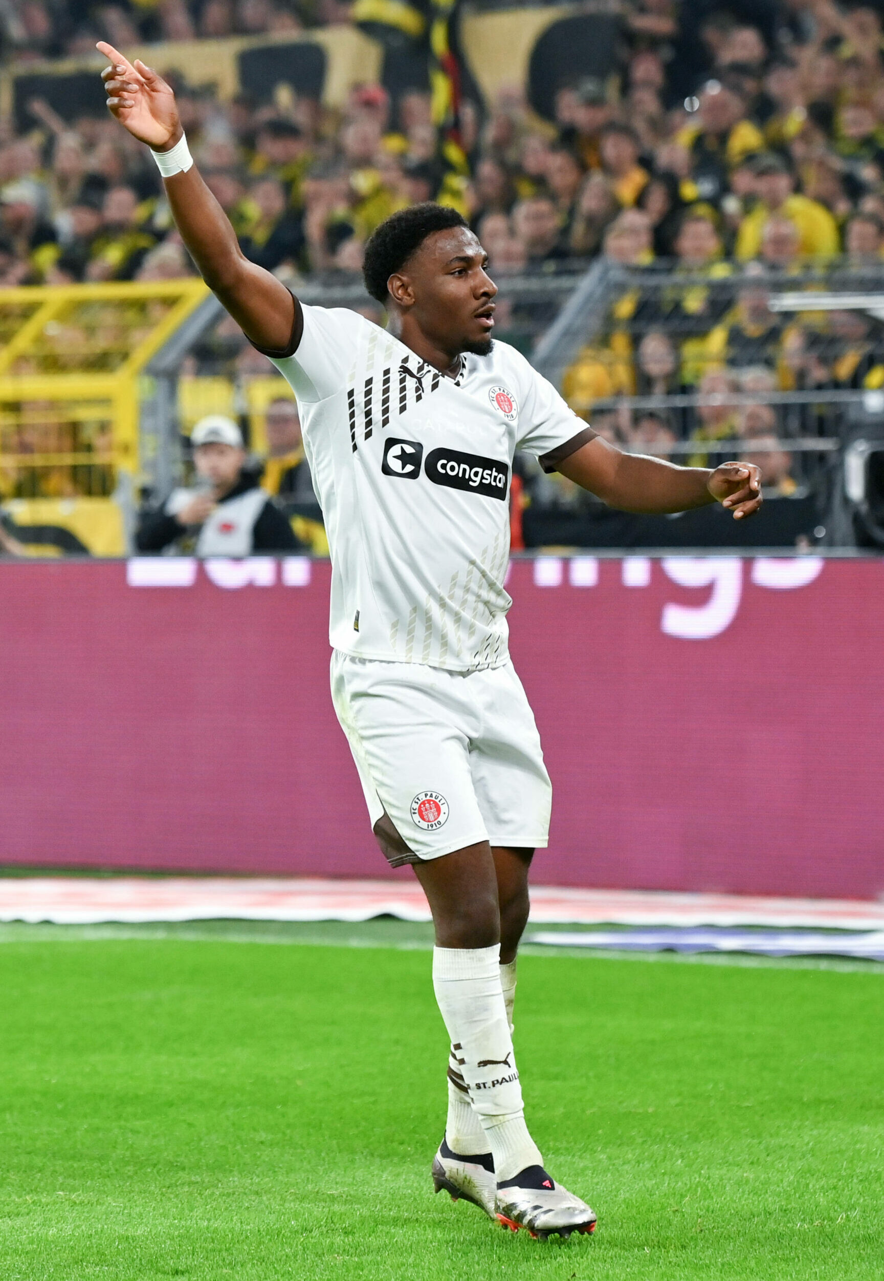 Oladapo Afolayan gestikuliert im Spiel gegen Dortmund.