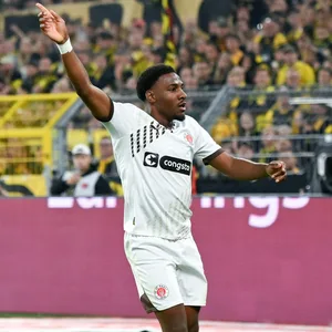 Oladapo Afolayan gestikuliert im Spiel gegen Dortmund.