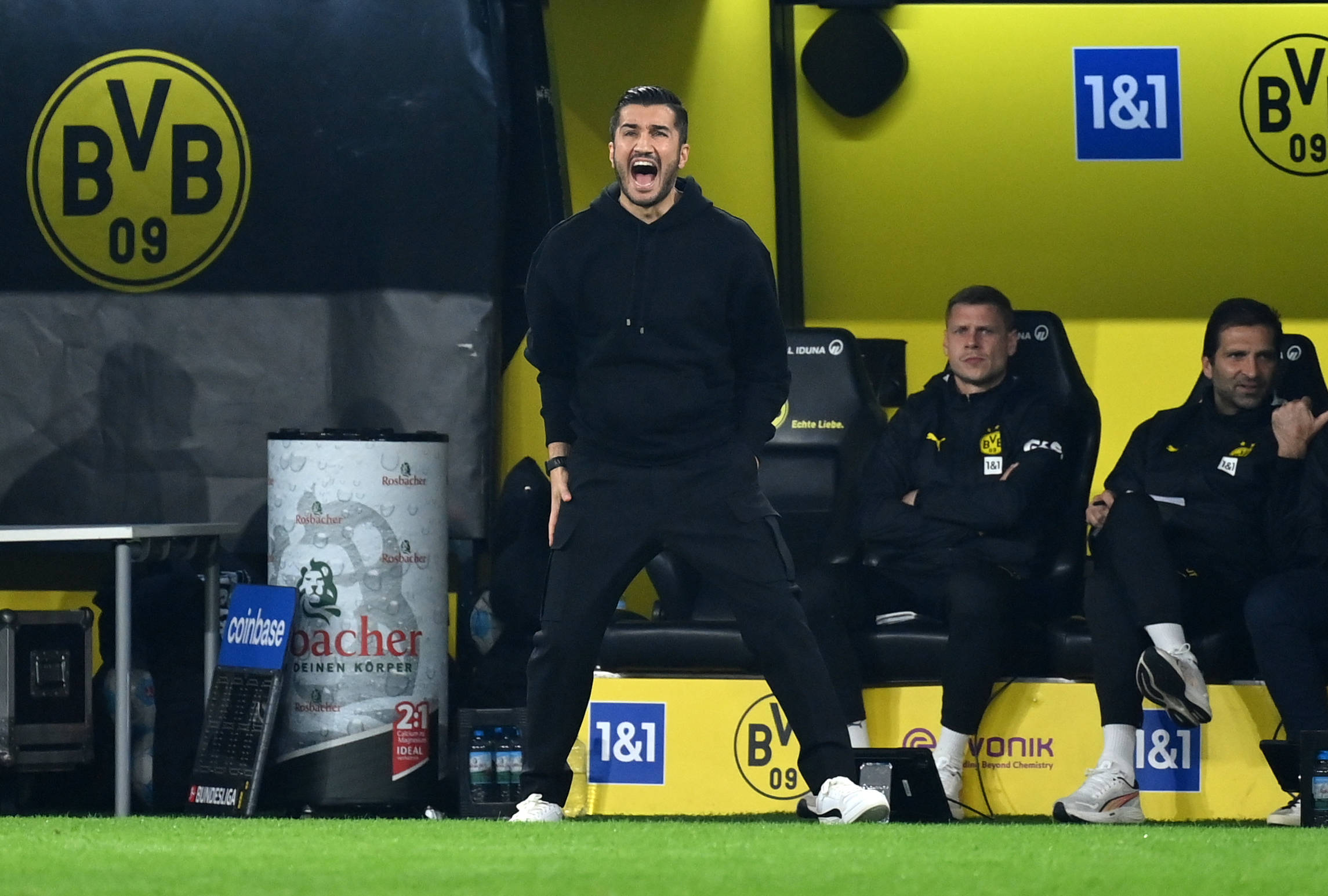 BVB-Trainer Nuri Sahin steht an der Seitenlinie beim Spiel gegen den FC St. Pauli und schreit