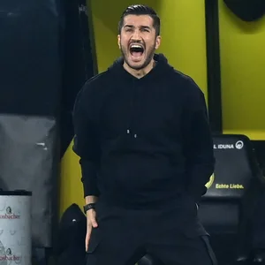 BVB-Trainer Nuri Sahin steht an der Seitenlinie beim Spiel gegen den FC St. Pauli und schreit