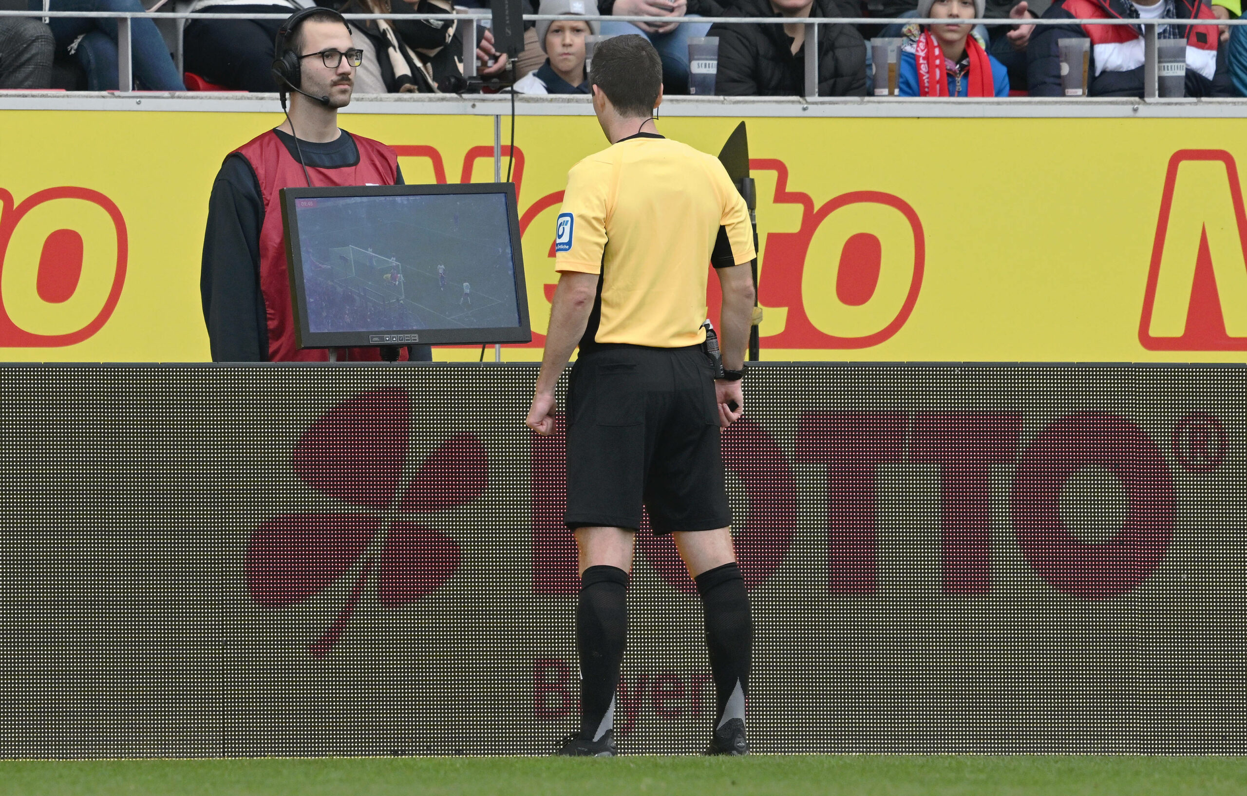 Videobeweis beim Spiel des BVB gegen St. Pauli