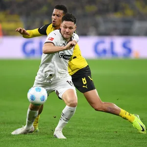 Andreas Albers im Zweikampf mit Felix Nmecha