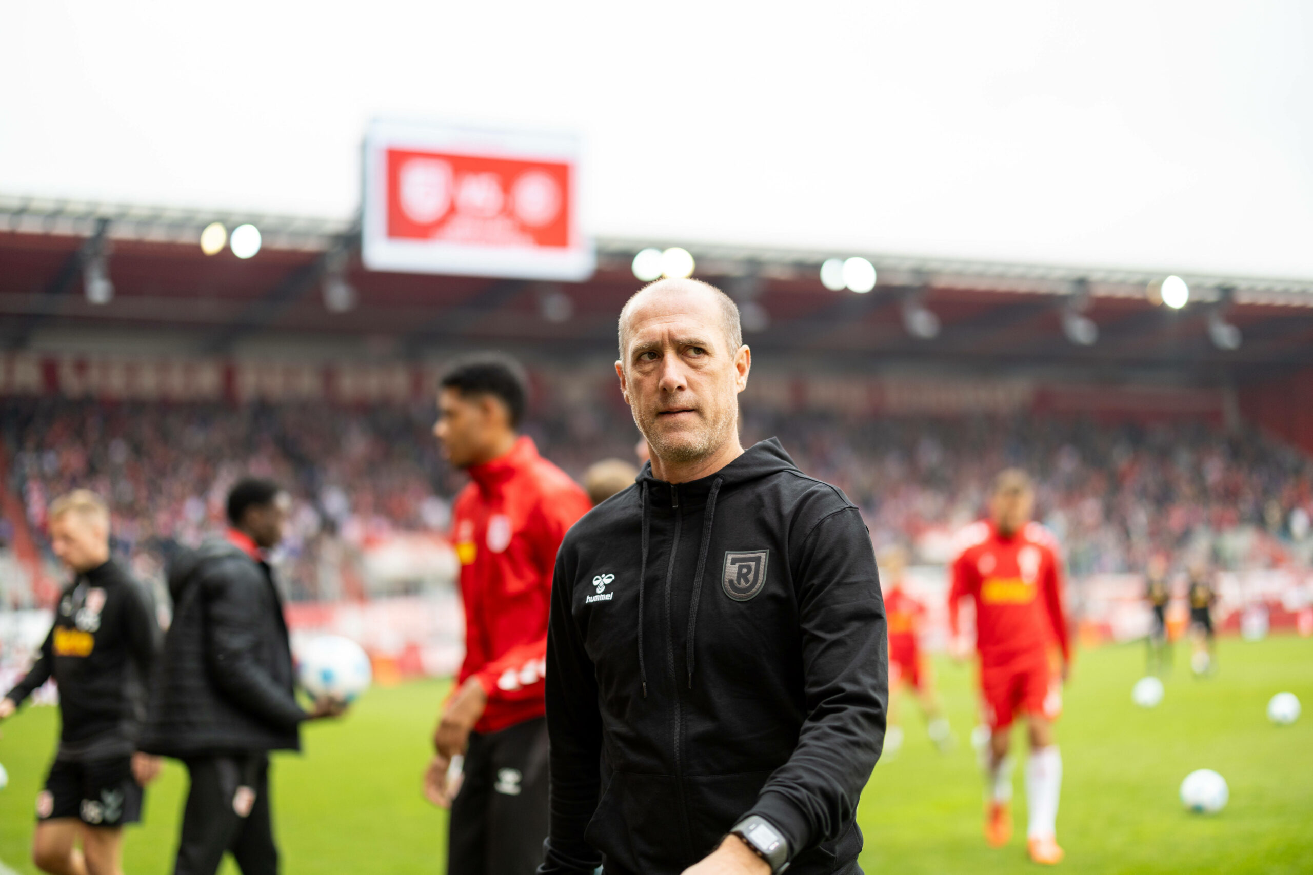 Joe Enochs guckt mit ernster Miene in Richtung Tribüne.