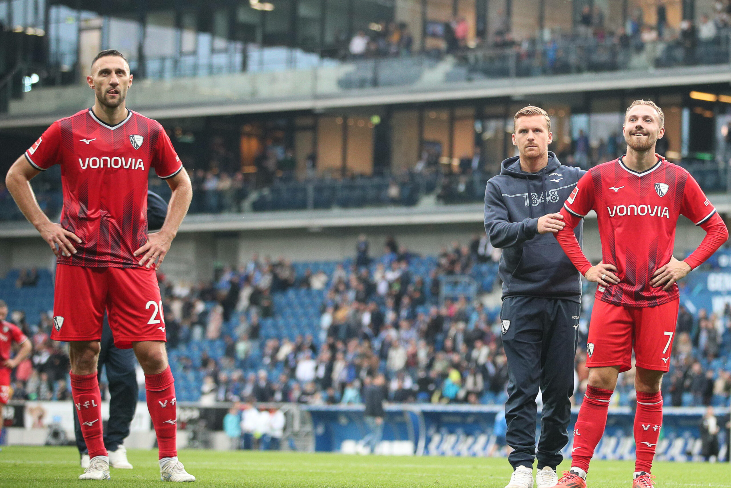 Lukas Daschner steht enttäuscht vor der Bochumer Fankurve.