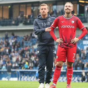 Lukas Daschner steht enttäuscht vor der Bochumer Fankurve.