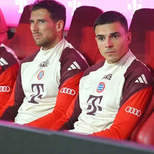 Joao Palhinha sitzt auf der Bank neben Leon Goretzka