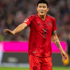 Minjae Kim im FCB Dress steckt den Arm raus.