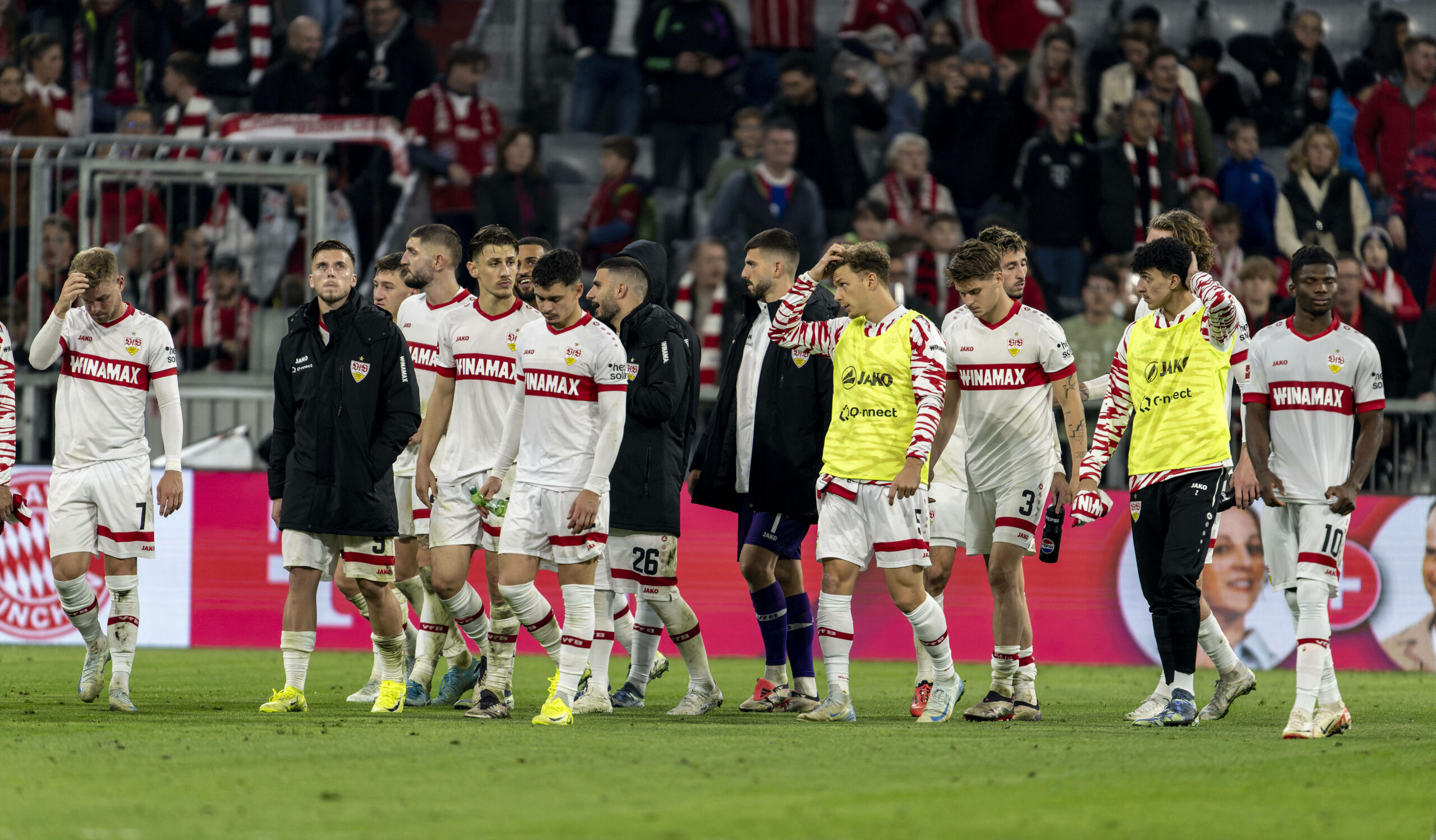 Spieler des VfB Stuttgart lassen nach Niederlage die Köpfe hängen