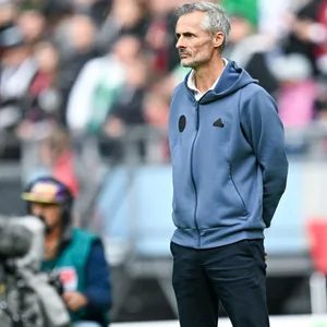 Kees van Wonderen steht mit den Händen hinter dem Rücken