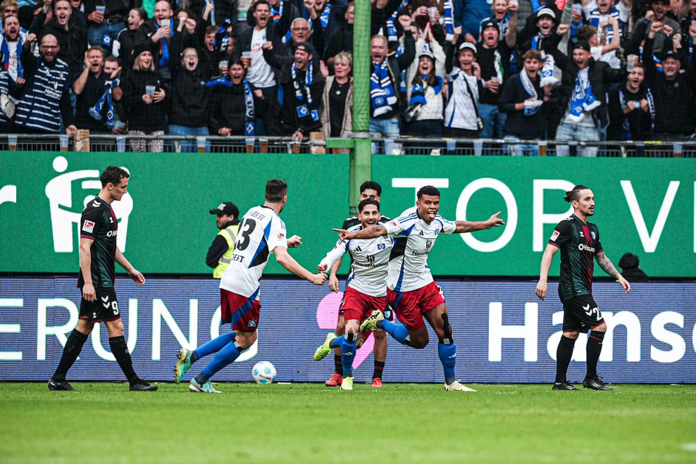 Ransford Königsdörffer bejubelt seinen Führungstreffer für den HSV gegen Magdeburg.