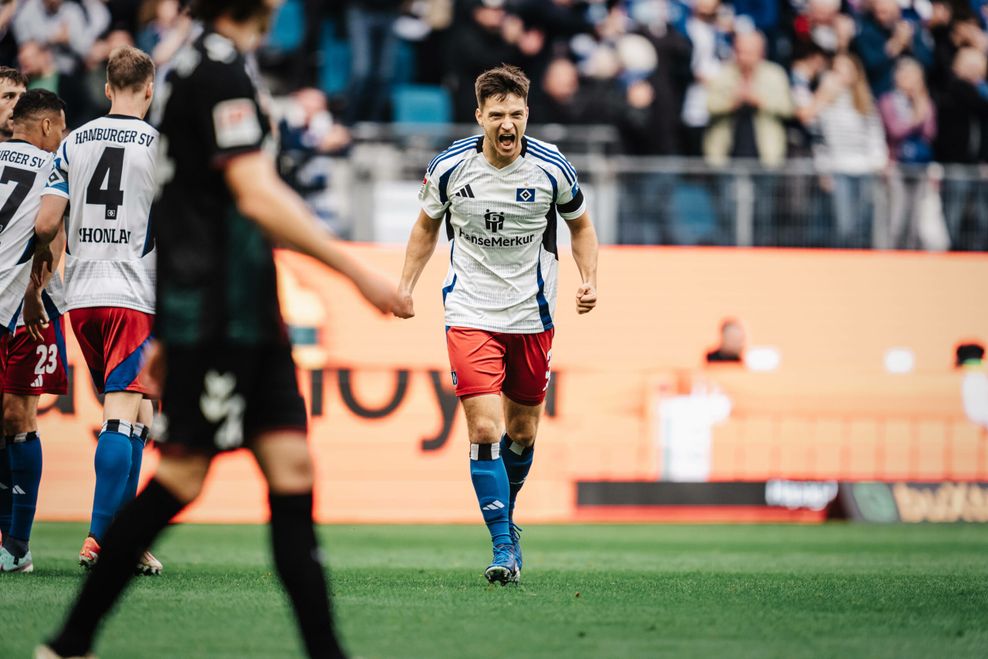 Noah Katterbach feiert sein Tor für den HSV gegen Magdeburg