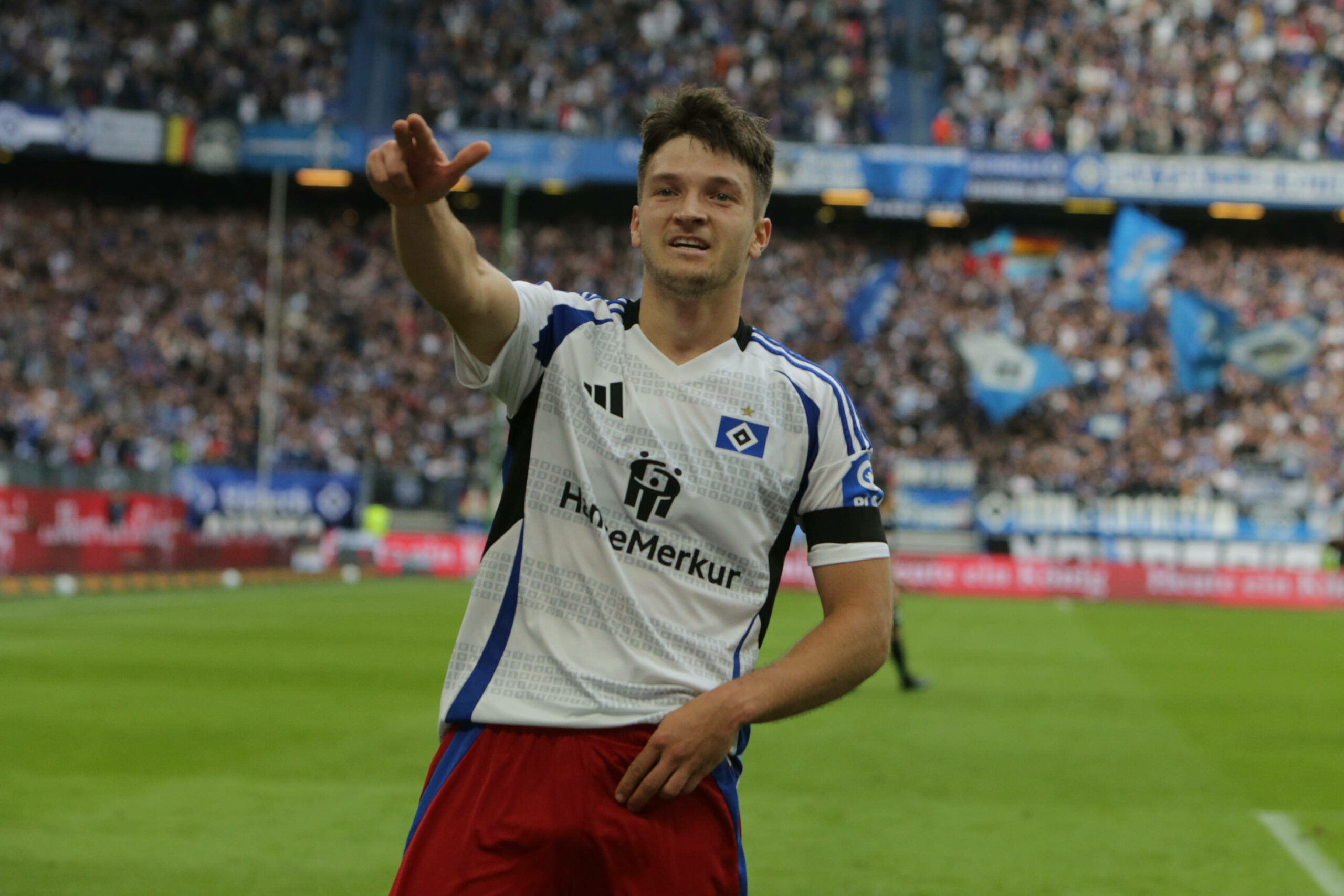 Noah Katterbach jubelt nach seinem HSV-Tor mit einer Arm-Geste