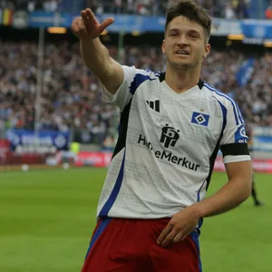 Noah Katterbach jubelt nach seinem HSV-Tor mit einer Arm-Geste