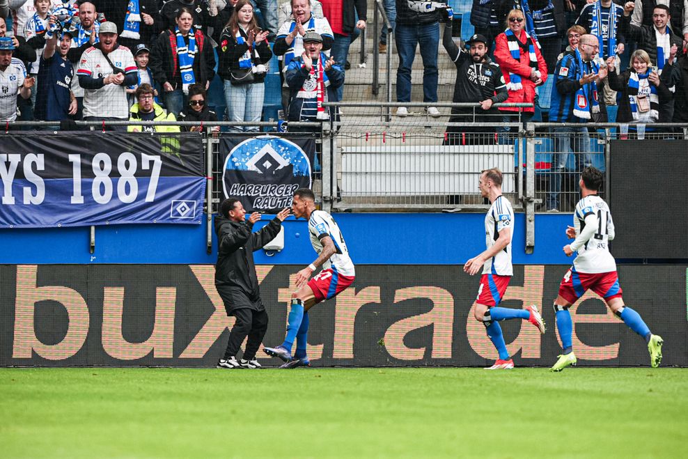 Davie Selke jubelt nach seinem Treffer zum 3:0 für den HSV gegen Magdeburg