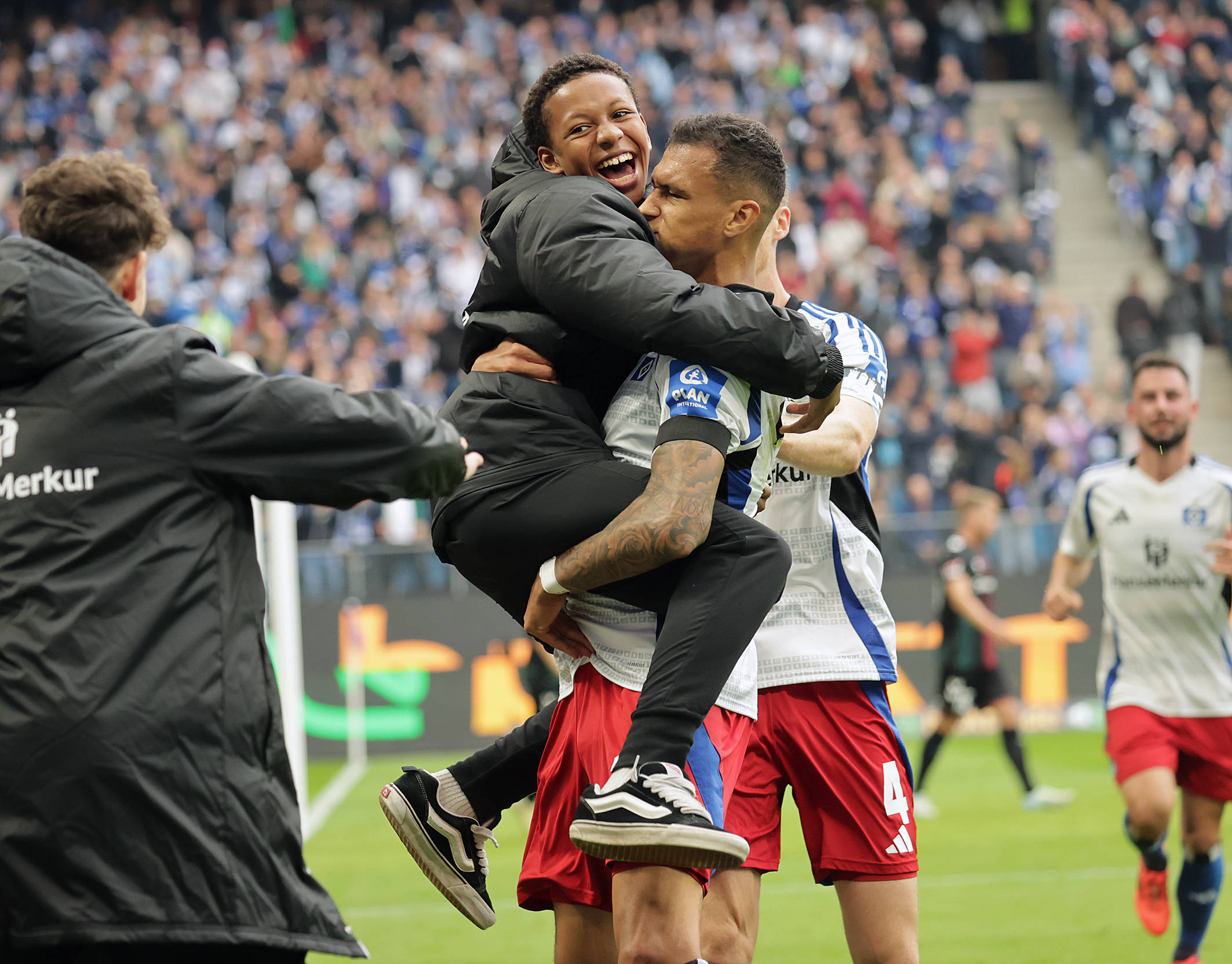 Davie Selke feiert seinen Treffer mit einem Balljungen