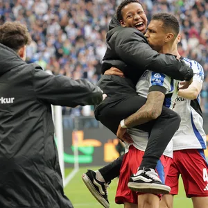 Davie Selke feiert seinen Treffer mit einem Balljungen