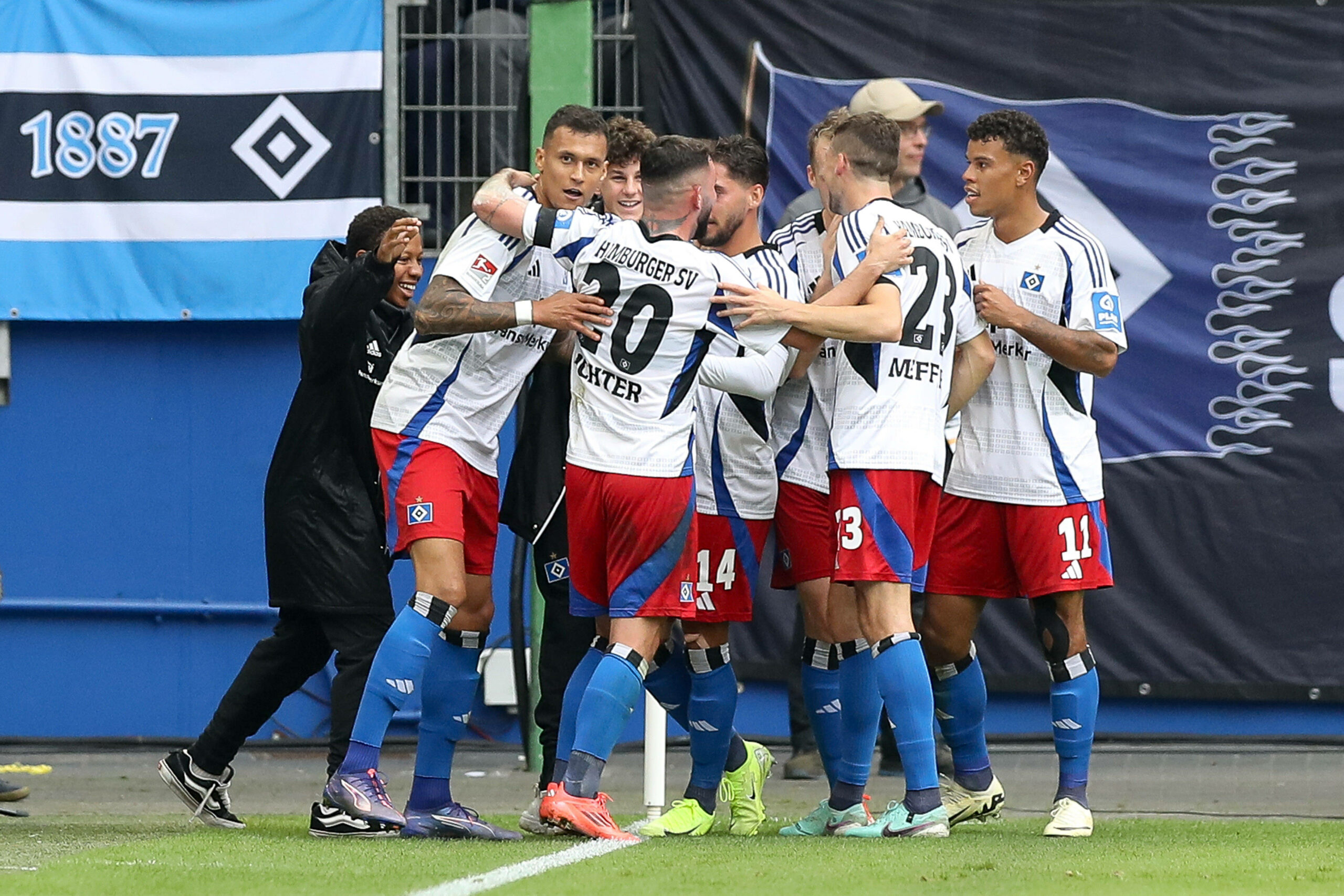 Viel Grund zur Freude beim HSV: Die Profis gewannen das Spitzenspiel gegen Magdeburg mit 3:1.