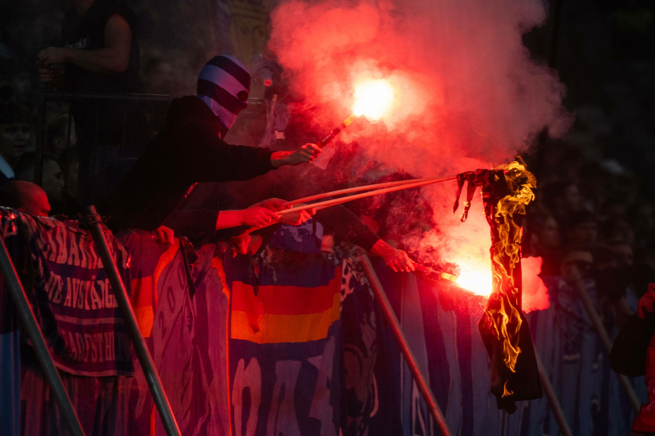 Vermummte Fans zünden Pyrotechnik und fremdes Fan-Merch der anderen Szene an