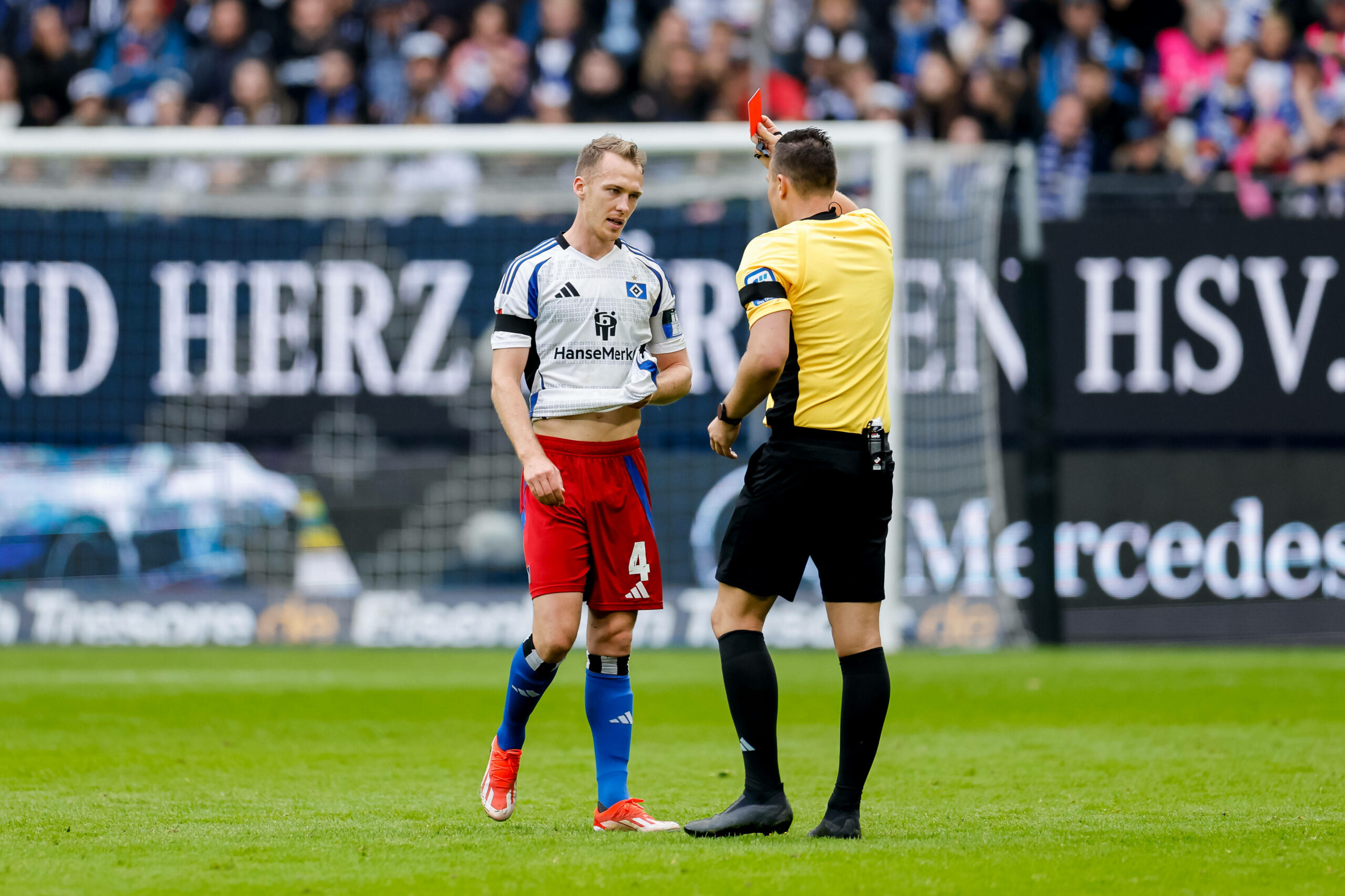 Der zweite vorzeitige Abgang dieser Saison: Schiedsrichter Sven Jablonski verweist Sebastian Schonlau gegen Magdeburg des Feldes.