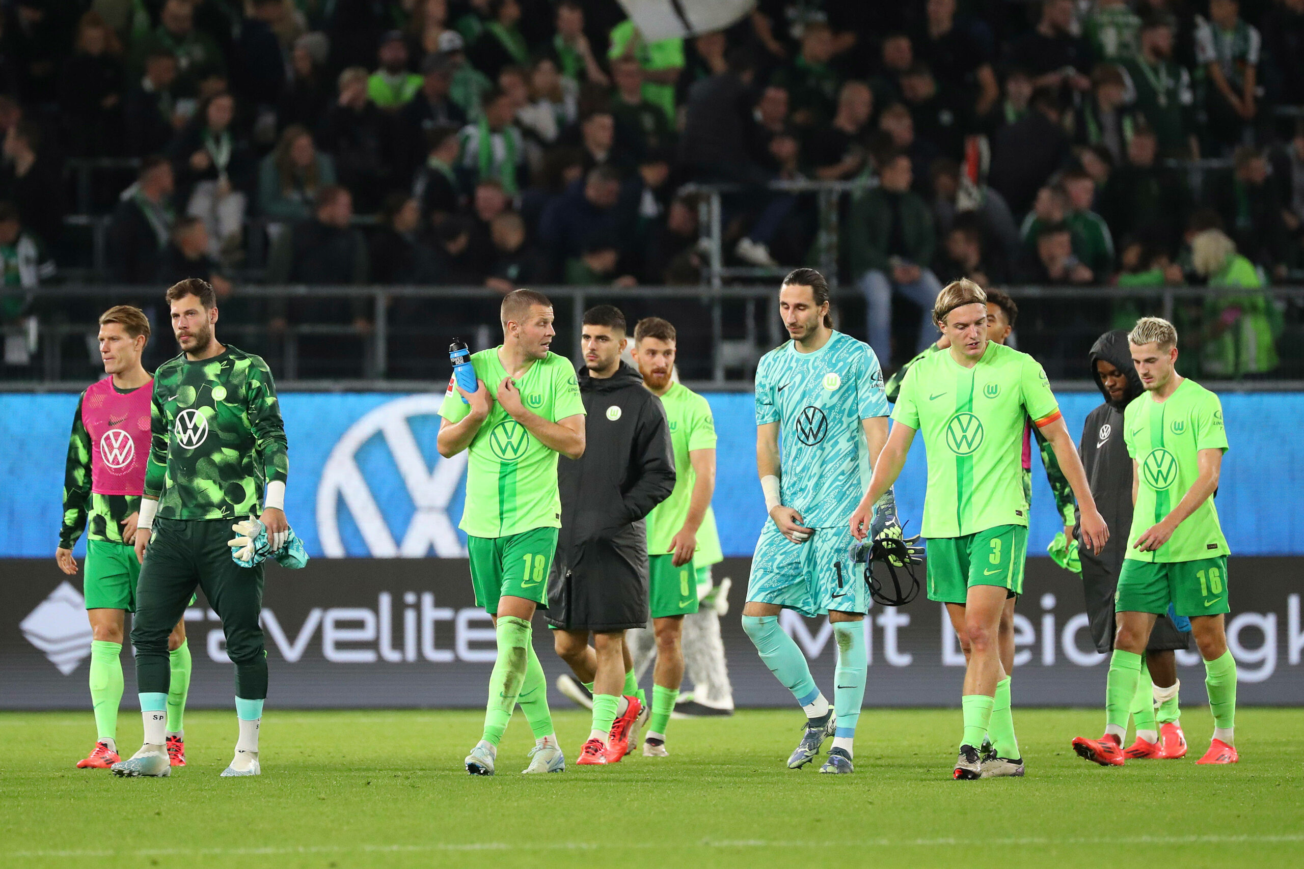 Mannschaft des VfL Wolfsburg geht enttäuscht über den Platz nach der Niederlage gegen Werder Bremen