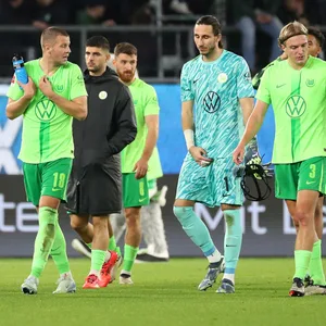 Mannschaft des VfL Wolfsburg geht enttäuscht über den Platz nach der Niederlage gegen Werder Bremen