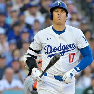 Shohei Ohtani hält den Baseball-Schläger in seiner rechten Hand