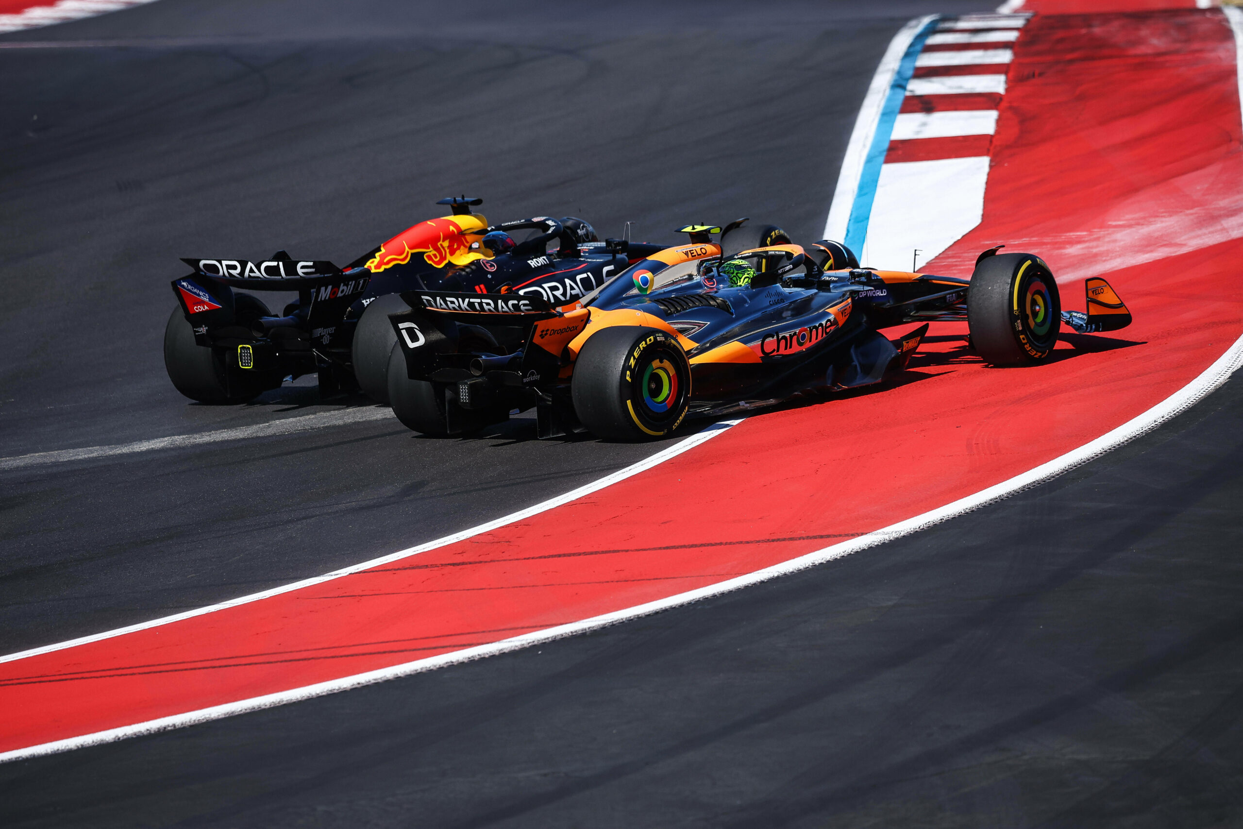 Max Verstappen, links in seinem Red Bull, und Lando Norris im McLaren schenkten sich in Austin nichts.