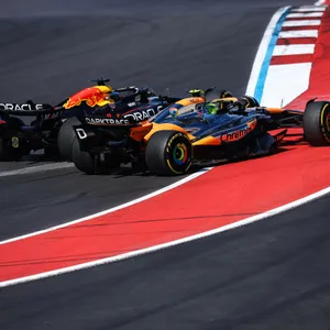 Max Verstappen, links in seinem Red Bull, und Lando Norris im McLaren schenkten sich in Austin nichts.